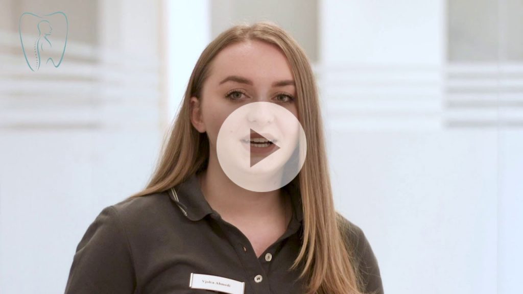 Praxis Dr. Pies | Mitarbeiterin im Umgang mit den Patienten